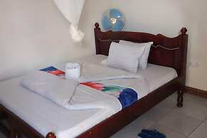 Famko Hotel - Sleeps 24 - Parking - Garden