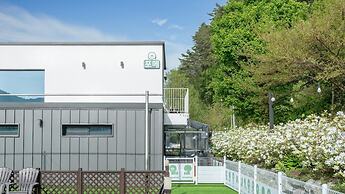 Gapyeong Dangdangi Pet Poolvilla Blue