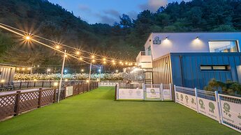 Gapyeong Dangdangi Pet Poolvilla Blue