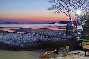 Ganghwa Badatgashimteo Pension