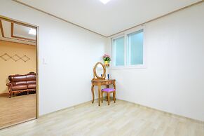 Ganghwa Punggyung Gryujineon zip Pension