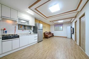 Ganghwa Punggyung Gryujineon zip Pension