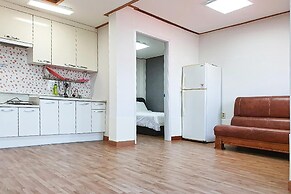 Ganghwa Punggyung Gryujineon zip Pension