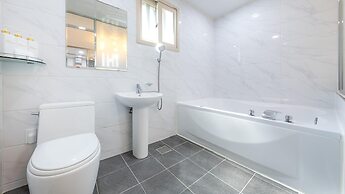 Nami Island Pig Dream Spa Pension