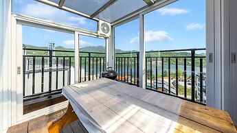 Nami Island Pig Dream Spa Pension