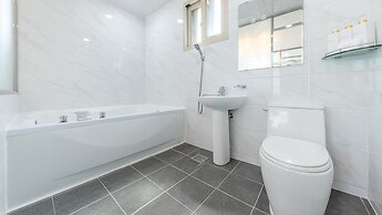 Nami Island Pig Dream Spa Pension