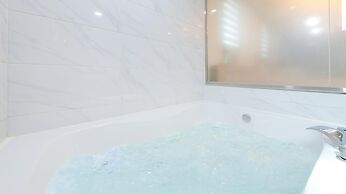 Nami Island Pig Dream Spa Pension