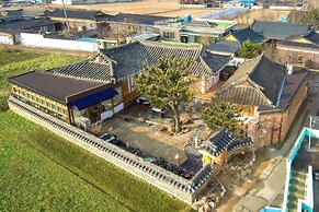 Gyeongju Hanokstay Hangbokhanzip