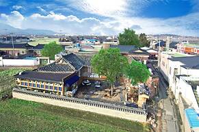 Gyeongju Hanokstay Hangbokhanzip
