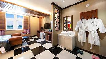 Yeosu King Pension Tel