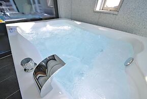 Sokcho Lasso Pool Villa Pension