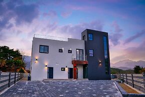 Sokcho Lasso Pool Villa Pension