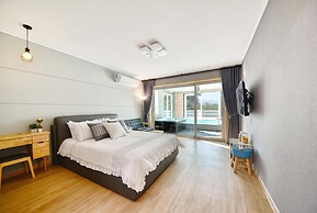 Sokcho Lasso Pool Villa Pension