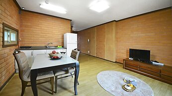 Yeosu Hwangto Pension