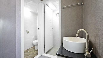 Janghohang J Story Spa Pension