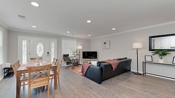Stylish 3BR 3BA Colonial House by Cozysuites
