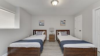Stylish 3BR 3BA Colonial House by Cozysuites