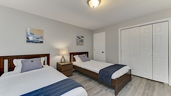 Stylish 3BR 3BA Colonial House by Cozysuites