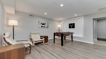 Stylish 3BR 3BA Colonial House by Cozysuites