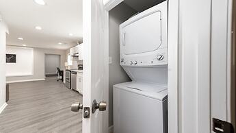 Stylish 3BR 3BA Colonial House by Cozysuites