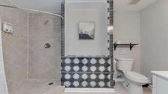 Stylish 3BR 3BA Colonial House by Cozysuites