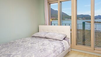 Namhae Dalddenuenbada Pension