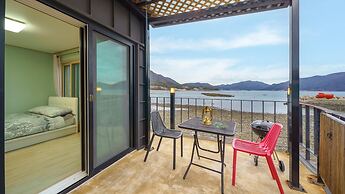 Namhae Dalddenuenbada Pension