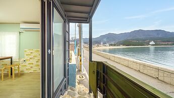 Namhae Dalddenuenbada Pension