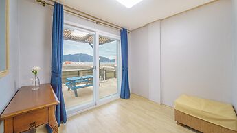 Namhae Dalddenuenbada Pension