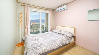 Namhae Dalddenuenbada Pension