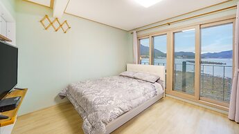 Namhae Dalddenuenbada Pension