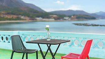 Namhae Dalddenuenbada Pension