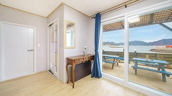 Namhae Dalddenuenbada Pension