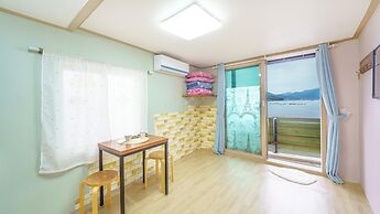 Namhae Dalddenuenbada Pension