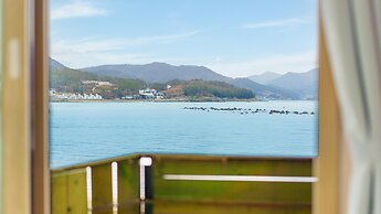 Namhae Dalddenuenbada Pension