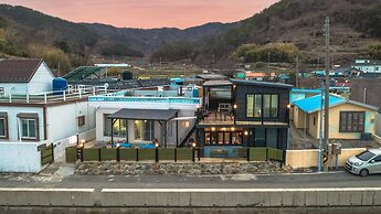 Namhae Dalddenuenbada Pension