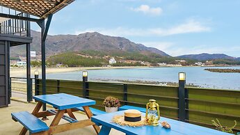 Namhae Dalddenuenbada Pension