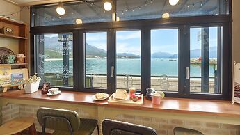 Namhae Dalddenuenbada Pension