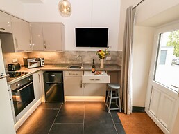 Tyddyn Sianel - Celyn