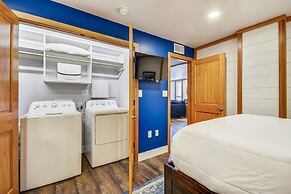 DP 601C is a Gorgeous 2 BR with Boat Slip by RedAwning