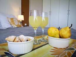 Large 95 m2 apt w. the sea View, Balcony and gar