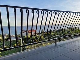 Large 95 m2 apt w. the sea View, Balcony and gar