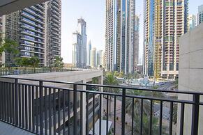 Elegant Apt With Balcony Minutes from Burj Khalifa