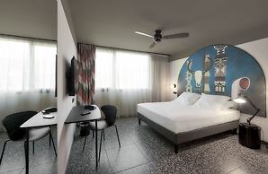 Dina Morgabine Saint Denis