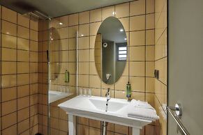 Dina Morgabine Saint Denis