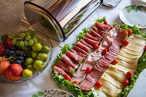 Spacious Deluxe Room - Hotel Rose