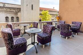 Spacious Deluxe Room - Hotel Rose