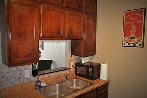 Urbana the Charming Well-lit two Bedrooms Apartment