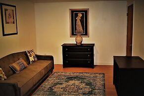 Urbana the Charming Well-lit two Bedrooms Apartment