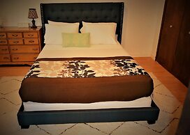 Urbana the Charming Well-lit two Bedrooms Apartment